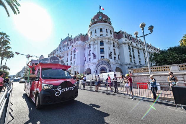 Ici, la caravane du Tour et le véhicule publicitaire Senséo - 8ème étape du Tour de France Femmes avec Zwift avec l arrivée à Nice, le 8 août 2026. Les coureuses ont parcouru 172 km entre Sisteron et Nice et c est la Néerlandaise, championne d Europe, D.Vollering qui franchit la ligne d’arrivée en premier et reprend le maillot jaune à la Polonaise K.Niewiadoma (Canyon-SRAM), avec huit secondes d’avance. A Nice, sur le podium, elle est suivie par l’Italienne Elisa Longo Borghini et K.Niewiadoma. Bruno Bebert Bestimage The publicity caravan for Stage 8 of the Tour de France Femmes avec Zwift, finishing in Nice on August 8, 2026. The riders covered 172 km between Sisteron and Nice; Dutch rider and European champion D.Vollering crossed the finish line first, reclaiming the yellow jersey from Poland’s K.Niewiadoma (Canyon-SRAM) with an eight-second lead. On the podium in Nice, she was joined by Italy’s E.Longo Borghini and K.Niewiadoma. Nice France Copyright: xBrunoxBebertx xBestimagexBrunoxBebertx xBestimagex