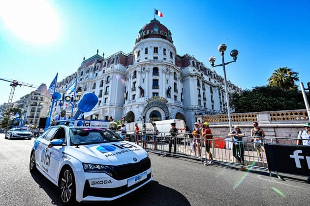 Ici, la caravane du Tour et le véhicule publicitaire la radio locale Ici - 8ème étape du Tour de France Femmes avec Zwift avec l arrivée à Nice, le 8 août 2026. Les coureuses ont parcouru 172 km entre Sisteron et Nice et c est la Néerlandaise, championne d Europe, D.Vollering qui franchit la ligne d’arrivée en premier et reprend le maillot jaune à la Polonaise K.Niewiadoma (Canyon-SRAM), avec huit secondes d’avance. A Nice, sur le podium, elle est suivie par l’Italienne Elisa Longo Borghini et K.Niewiadoma. Bruno Bebert Bestimage The publicity caravan for Stage 8 of the Tour de France Femmes avec Zwift, finishing in Nice on August 8, 2026. The riders covered 172 km between Sisteron and Nice; Dutch rider and European champion D.Vollering crossed the finish line first, reclaiming the yellow jersey from Poland’s K.Niewiadoma (Canyon-SRAM) with an eight-second lead. On the podium in Nice, she was joined by Italy’s E.Longo Borghini and K.Niewiadoma. Nice France Copyright: xBrunoxBebertx xBestimagexBrunoxBebertx xBestimagex