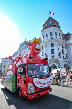 Ici, la caravane du Tour et le véhicule publicitaire La Vache qui Rit - 8ème étape du Tour de France Femmes avec Zwift avec l arrivée à Nice, le 8 août 2026. Les coureuses ont parcouru 172 km entre Sisteron et Nice et c est la Néerlandaise, championne d Europe, D.Vollering qui franchit la ligne d’arrivée en premier et reprend le maillot jaune à la Polonaise K.Niewiadoma (Canyon-SRAM), avec huit secondes d’avance. A Nice, sur le podium, elle est suivie par l’Italienne Elisa Longo Borghini et K.Niewiadoma. Bruno Bebert Bestimage The publicity caravan for Stage 8 of the Tour de France Femmes avec Zwift, finishing in Nice on August 8, 2026. The riders covered 172 km between Sisteron and Nice; Dutch rider and European champion D.Vollering crossed the finish line first, reclaiming the yellow jersey from Poland’s K.Niewiadoma (Canyon-SRAM) with an eight-second lead. On the podium in Nice, she was joined by Italy’s E.Longo Borghini and K.Niewiadoma. Nice France Copyright: xBrunoxBebertx xBestimagexBrunoxBebertx xBestimagex