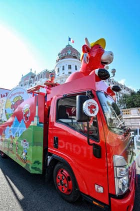 Ici, la caravane du Tour et le véhicule publicitaire La Vache qui Rit - 8ème étape du Tour de France Femmes avec Zwift avec l arrivée à Nice, le 8 août 2026. Les coureuses ont parcouru 172 km entre Sisteron et Nice et c est la Néerlandaise, championne d Europe, D.Vollering qui franchit la ligne d’arrivée en premier et reprend le maillot jaune à la Polonaise K.Niewiadoma (Canyon-SRAM), avec huit secondes d’avance. A Nice, sur le podium, elle est suivie par l’Italienne Elisa Longo Borghini et K.Niewiadoma. Bruno Bebert Bestimage The publicity caravan for Stage 8 of the Tour de France Femmes avec Zwift, finishing in Nice on August 8, 2026. The riders covered 172 km between Sisteron and Nice; Dutch rider and European champion D.Vollering crossed the finish line first, reclaiming the yellow jersey from Poland’s K.Niewiadoma (Canyon-SRAM) with an eight-second lead. On the podium in Nice, she was joined by Italy’s E.Longo Borghini and K.Niewiadoma. Nice France Copyright: xBrunoxBebertx xBestimagexBrunoxBebertx xBestimagex