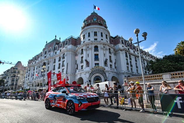 Ici, la caravane du Tour et le véhicule publicitaire au couleurs de la Vuelta, le tour cycliste d Espagne qui prendra le départ de Monaco le 26 août - 8ème étape du Tour de France Femmes avec Zwift avec l arrivée à Nice, le 8 août 2026. Les coureuses ont parcouru 172 km entre Sisteron et Nice et c est la Néerlandaise, championne d Europe, D.Vollering qui franchit la ligne d’arrivée en premier et reprend le maillot jaune à la Polonaise K.Niewiadoma (Canyon-SRAM), avec huit secondes d’avance. A Nice, sur le podium, elle est suivie par l’Italienne Elisa Longo Borghini et K.Niewiadoma. Bruno Bebert Bestimage The publicity caravan for Stage 8 of the Tour de France Femmes avec Zwift, finishing in Nice on August 8, 2026. The riders covered 172 km between Sisteron and Nice; Dutch rider and European champion D.Vollering crossed the finish line first, reclaiming the yellow jersey from Poland’s K.Niewiadoma (Canyon-SRAM) with an eight-second lead. On the podium in Nice, she was joined by Italy’s E.Longo Borghini and K.Niewiadoma. Nice France Copyright: xBrunoxBebertx xBestimagexBrunoxBebertx xBestimagex
