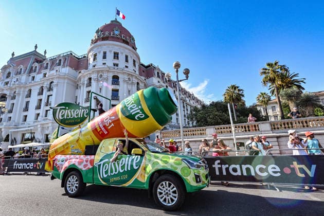 Ici, la caravane du Tour et le véhicule publicitaire des sirops Teisseire - 8ème étape du Tour de France Femmes avec Zwift avec l arrivée à Nice, le 8 août 2026. Les coureuses ont parcouru 172 km entre Sisteron et Nice et c est la Néerlandaise, championne d Europe, D.Vollering qui franchit la ligne d’arrivée en premier et reprend le maillot jaune à la Polonaise K.Niewiadoma (Canyon-SRAM), avec huit secondes d’avance. A Nice, sur le podium, elle est suivie par l’Italienne Elisa Longo Borghini et K.Niewiadoma. Bruno Bebert Bestimage The publicity caravan for Stage 8 of the Tour de France Femmes avec Zwift, finishing in Nice on August 8, 2026. The riders covered 172 km between Sisteron and Nice; Dutch rider and European champion D.Vollering crossed the finish line first, reclaiming the yellow jersey from Poland’s K.Niewiadoma (Canyon-SRAM) with an eight-second lead. On the podium in Nice, she was joined by Italy’s E.Longo Borghini and K.Niewiadoma. Nice France Copyright: xBrunoxBebertx xBestimagexBrunoxBebertx xBestimagex