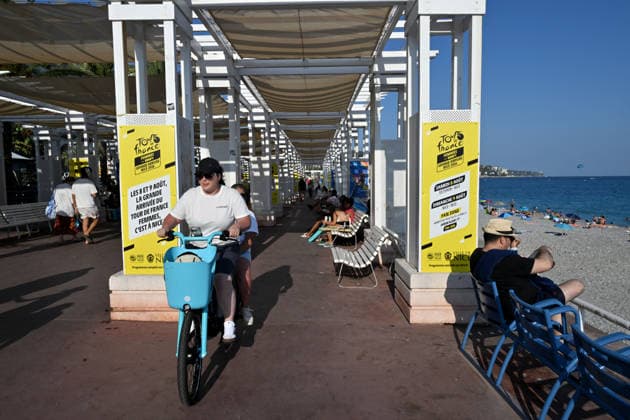 8ème étape du Tour de France Femmes avec Zwift avec l arrivée à Nice, le 8 août 2026. Les coureuses ont parcouru 172 km entre Sisteron et Nice et c est la Néerlandaise, championne d Europe, D.Vollering qui franchit la ligne d’arrivée en premier et reprend le maillot jaune à la Polonaise K.Niewiadoma (Canyon-SRAM), avec huit secondes d’avance. A Nice, sur le podium, elle est suivie par l’Italienne Elisa Longo Borghini et K.Niewiadoma. Bruno Bebert Bestimage Stage 8 of the Tour de France Femmes avec Zwift concluded in Nice on August 8, 2026. The riders covered 172 km between Sisteron and Nice, with Dutch European champion D. Vollering crossing the finish line first; she reclaimed the yellow jersey from Poland’s K. Niewiadoma (Canyon-SRAM), taking an eight-second lead. On the podium in Nice, she was joined by Italy’s Elisa Longo Borghini and K. Niewiadoma Nice France Copyright: xBrunoxBebertx xBestimagexBrunoxBebertx xBestimagex