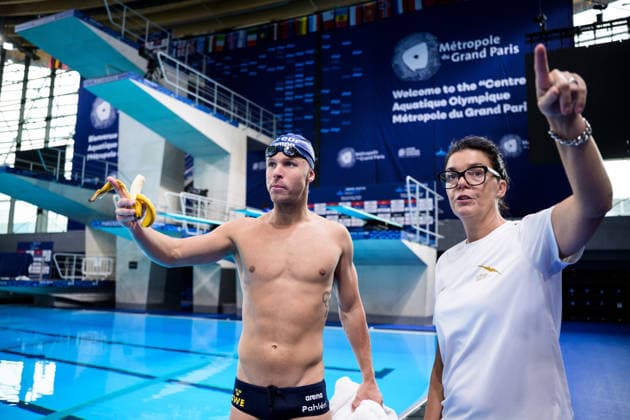 August 9, 2026: Victor Johansson of Sweden eating a banana and head coach Martina Aronsson at a swimming training session during day ten of the 2026 European Aquatics Championships on August 9, 2026 in Saint Denis. Photo by Joel Marklund. BILDBYRAN code JM JM0836 bbeng swimming 2026 European Aquatics Championships EM training practice Sweden banana  Copyright: JOELxMARKLUND BB260809JM029