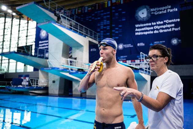 August 9, 2026: Victor Johansson of Sweden eating a banana and head coach Martina Aronsson at a swimming training session during day ten of the 2026 European Aquatics Championships on August 9, 2026 in Saint Denis. Photo by Joel Marklund. BILDBYRAN code JM JM0836 bbeng swimming 2026 European Aquatics Championships EM training practice Sweden banana  Copyright: JOELxMARKLUND BB260809JM028