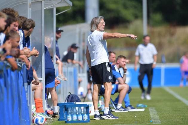 Schalke 04 U19 vs. MSV Duisburg U19 ** FOR EDITORIAL PURPOSES ONLY ** EDITORIAL USE ONLY ** p Soccer U19 DFB Youth League Preliminary Round Group H Matchday 1 Schalke 04 U19 vs. MSV Duisburg U19 on August 9, 2026, at the Parkstadion in Gelsenkirchen Norbert Elgert, Coach of Schalke 04 U19, Germany, North Rhine-Westphalia Gelsenkirchen Copyright ThorstenxTillmann Copyright: ThorstenxTillmann doc872zvdun3k27rpk6143a ,EDITORIAL USE ONLY Copyright: ThorstenxTillmann