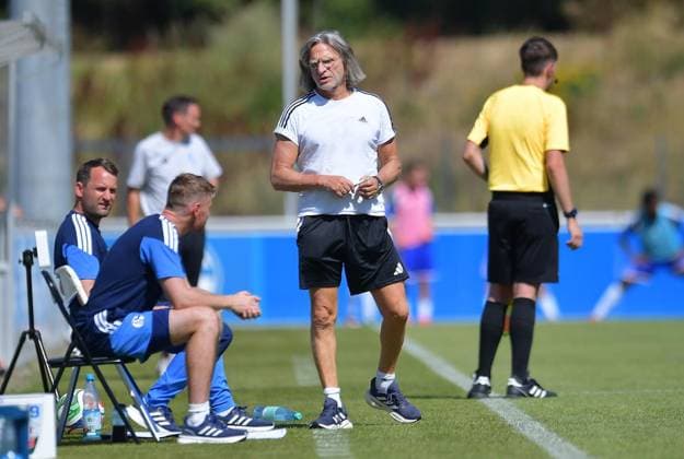 Schalke 04 U19 vs. MSV Duisburg U19 ** FOR EDITORIAL PURPOSES ONLY ** EDITORIAL USE ONLY ** p Soccer U19 DFB Youth League Preliminary Round Group H Matchday 1 Schalke 04 U19 vs. MSV Duisburg U19 on August 9, 2026, at the Parkstadion in Gelsenkirchen Norbert Elgert, Coach of Schalke 04 U19, Germany, North Rhine-Westphalia Gelsenkirchen Copyright ThorstenxTillmann Copyright: ThorstenxTillmann doc872zve2bc6he8paj136c ,EDITORIAL USE ONLY Copyright: ThorstenxTillmann