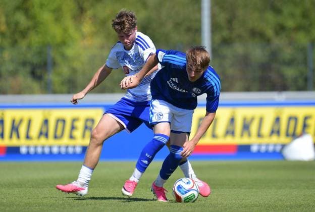 Schalke 04 U19 vs. MSV Duisburg U19 ** FOR EDITORIAL PURPOSES ONLY ** EDITORIAL USE ONLY ** p Soccer U19 DFB Youth League Preliminary Round Group H Matchday 1 Schalke 04 U19 vs. MSV Duisburg U19 on August 9, 2026, at the Parkstadion in Gelsenkirchen Rafael Czulak Schalke 04 U19, in the foreground: Adrian Gorczycki (MSV Duisburg U19), in the background: Germany, North Rhine-Westphalia, Gelsenkirchen. Copyright ThorstenxTillmann Copyright: ThorstenxTillmann doc872zvd1sxt0z4r6s143a ,EDITORIAL USE ONLY Copyright: ThorstenxTillmann