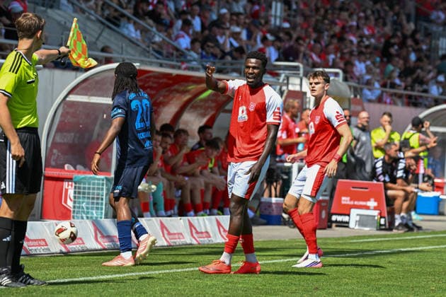 Soccer I Men s I 2026–2027 Season I Regionalliga I Matchday 4 I Hallescher FC vs. Chemnitzer FC I August 9, 2026, Bocar Baro 9, Hallescher FC 2 v r disputes a decision by the linesman Halle Saale Leuna Chemie Stadium Saxony-Anhalt Germany Copyright: xLobeca InesxHähnelx
