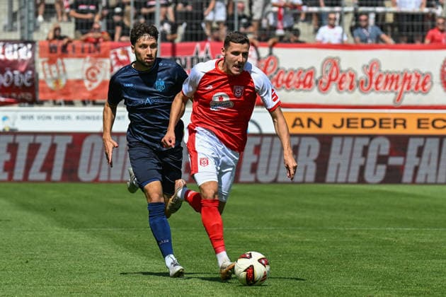 Soccer I Men s I 2026–2027 Season I Regionalliga I Matchday 4 I Hallescher FC vs. Chemnitzer FC I August 9, 2026 Match highlight: Dennis Slamar, 21, Chemnitzer FC, Niklas Landgraf 31, Hallescher FC, Halle (Saale), Leuna Chemie Stadium, Saxony-Anhalt, Germany Copyright: xLobeca InesxHähnelx