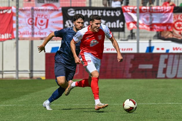 Soccer I Men s I 2026–2027 Season I Regionalliga I Matchday 4 I Hallescher FC vs. Chemnitzer FC I August 9, 2026 Match highlight: Dennis Slamar (21), Chemnitzer FC, chases Niklas Landgraf (31), who is in possession of the ball, Hallescher FC, Halle Saale, Leuna Chemie Stadium, Saxony-Anhalt, Germany Copyright: xLobeca InesxHähnelx