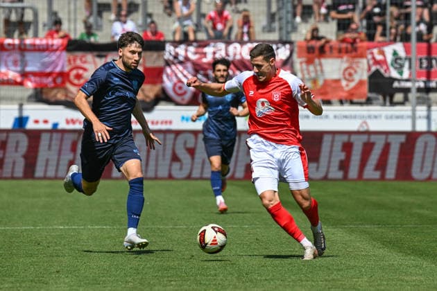 Soccer I Men s I 2026–2027 Season I Regional League I Matchday 4 I Hallescher FC vs. Chemnitzer FC I August 9, 2026 Match highlight: Dennis Slamar, 21, Chemnitzer FC, Niklas Landgraf (31), Hallescher FC, battle for the ball at the Halle Saale Leuna Chemie Stadium in Saxony-Anhalt, Germany Copyright: xLobeca InesxHähnelx