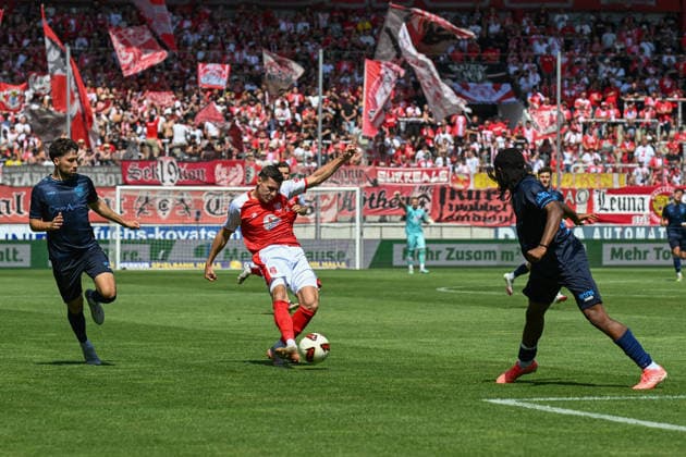 Soccer I Men s Team I 2026–2027 Season I Regionalliga I Matchday 4 I Hallescher FC vs. Chemnitzer FC I August 9, 2026 Niklas Landgraf 31, Hallescher FC M with a cross at Halle Saale Leuna Chemie Stadium, Saxony-Anhalt, Germany Copyright: xLobeca InesxHähnelx
