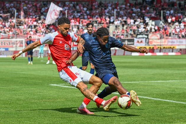 Soccer I Men s I 2026–2027 Season I Regionalliga I Matchday 4 I Hallescher FC vs. Chemnitzer FC I August 9, 2026 Tackle by Stanley Ratifo, 30, Hallescher FC, Ken Tchouangue 20, Chemnitzer FC, Halle Saale, Leuna Chemie Stadium, Saxony-Anhalt, Germany Copyright: xLobeca InesxHähnelx