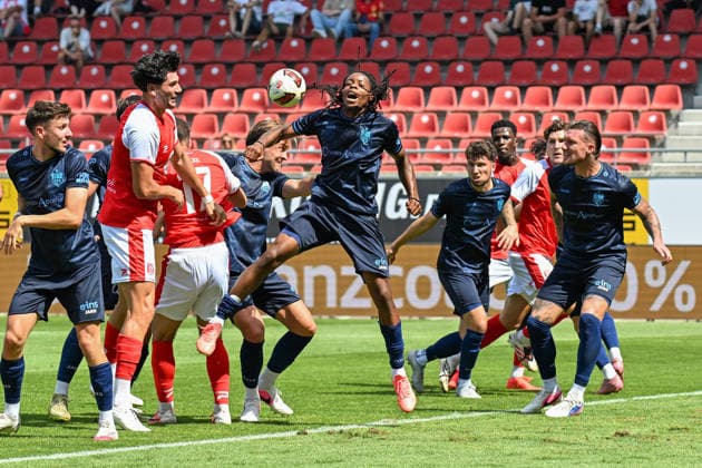 Soccer I Men s I 2026–2027 Season I Regionalliga I Matchday 4 I Hallescher FC vs. Chemnitzer FC I August 9, 2026 Ken Tchouangue 20, Chemnitzer FC’s Mitte clears the corner kick with a header from the penalty area at Halle Saale Leuna Chemie Stadium, Saxony-Anhalt, Germany Copyright: xLobeca InesxHähnelx