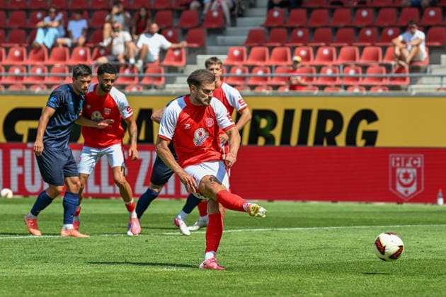 Soccer I Men s I 2026–2027 Season I Regionalliga I Matchday 4 I Hallescher FC vs. Chemnitzer FC I August 9, 2026 Max Kulke 17, Hallescher FC takes the penalty kick; free kick, close-up, portrait, individual photo, single image, body; Halle, Saale, Leuna, Chemie Stadium, Saxony-Anhalt, Germany Copyright: xLobeca InesxHähnelx