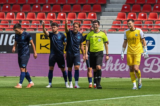 Soccer I Men s I 2026–2027 Season I Regionalliga I Matchday 4 I Hallescher FC vs. Chemnitzer FC I August 9, 2026 Roman Eppendorfer, 25, Chemnitzer FC; Tom Baumgart, 29, Chemnitzer FC; Dennis Slamar, 21, Chemnitzer FC, Referee Christoph Beblik, David Richter, 1, Chemnitzer FC, shortly after the penalty kick was awarded to Hallescher FC at the Halle Saale Leuna Chemie Stadium in Saxony-Anhalt, Germany Copyright: xLobeca InesxHähnelx