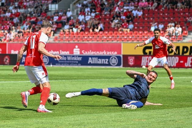 Soccer I Men s I 2026–2027 Season I Regionalliga I Matchday 4 I Hallescher FC vs. Chemnitzer FC I August 9, 2026 Tackle by Fabrice Daniel Hartmann (11), Hallescher FC, Jan Löhmannsröben 4, Chemnitzer FC, makes a sliding tackle at Halle Saale Leuna Chemie Stadium, Saxony-Anhalt, Germany Copyright: xLobeca InesxHähnelx