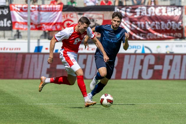 Regionalliga Northeast, Season 26–27: Hallescher FC vs. Chemnitzer FC, Halle, Germany, August 9, 2026. Pictured, from left: Marius Hauptmann (Halle) and Tom Baumgart (Chemnitz). Halle-Saale-Leuna Chemie Stadium, Saxony-Anhalt, Germany