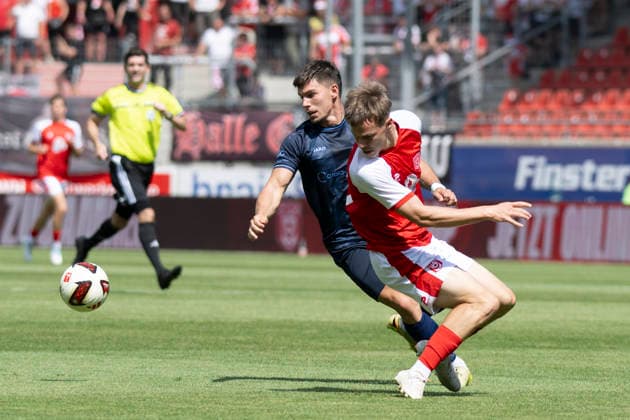 Regionalliga Northeast, Season 26–27: Hallescher FC vs. Chemnitzer FC, Halle, Germany, August 9, 2026. Pictured, from left: Maurizio Grimaldi (Chemnitz) and Juien Dammelang (Halle). Halle-Saale-Leuna Chemie Stadium, Saxony-Anhalt, Germany
