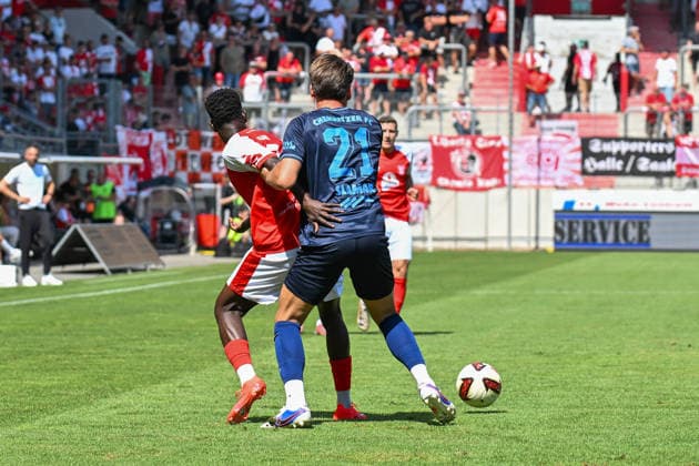 Soccer I Men s I 2026–2027 Season I Regionalliga I Matchday 4 I Hallescher FC vs. Chemnitzer FC I August 9, 2026, Bocar Baro 9, Dennis Slamar, 21, holds onto Hallescher FC; Chemnitzer FC at the Halle Saale Leuna Chemie Stadium, Saxony-Anhalt, Germany Copyright: xLobeca InesxHähnelx