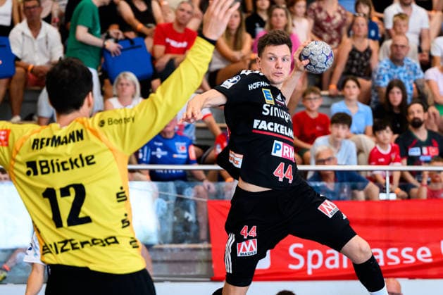 Altensteig SCup Match for 3rd Place, 26–27: HBW Balingen vs. HC Erlangen (from left: Goalkeeper Daniel Rebmann, HBW Balingen; Christoph Steinert, HC Erlangen). Eichwaldhalle, Altensteig, Baden-Württemberg, Germany