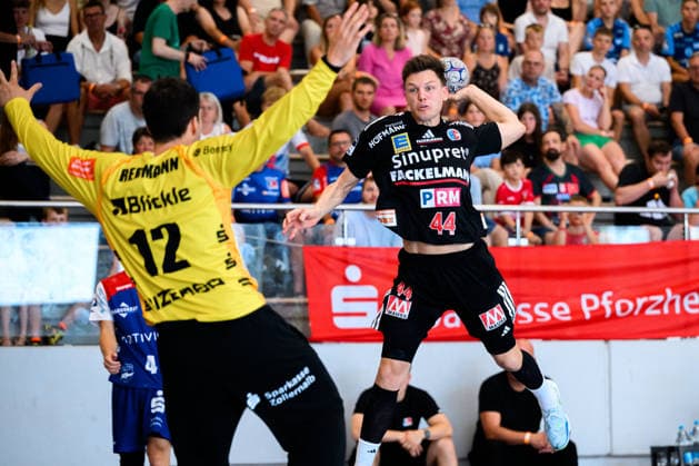 Altensteig SCup Match for 3rd Place, 26–27: HBW Balingen vs. HC Erlangen (from left: Goalkeeper Daniel Rebmann, HBW Balingen; Christoph Steinert, HC Erlangen). Eichwaldhalle, Altensteig, Baden-Württemberg, Germany