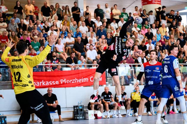 Altensteig SCup Match for 3rd Place 26–27 HBW Balingen vs. HC Erlangen (from left): Goalkeeper Daniel Rebmann (HBW Balingen), Maciej Gebala (HC Erlangen); Altensteig, Eichwaldhalle, Baden-Württemberg, Germany