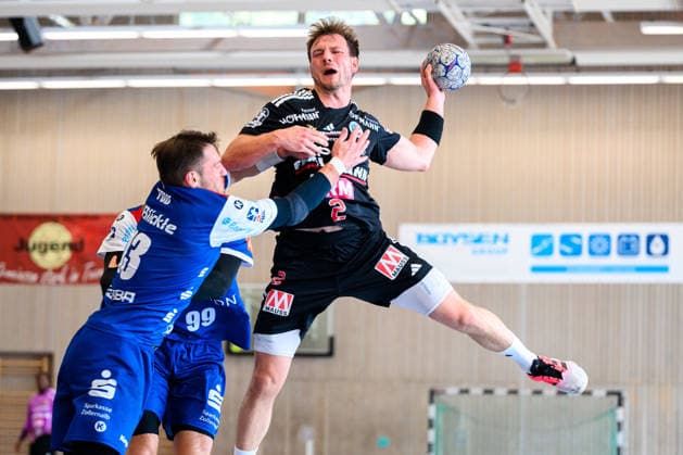 Altensteig SCup Match for 3rd Place 26–27 HBW Balingen vs. HC Erlangen (from left in a one-on-one: Merlin Fuß of Balingen, Frieder Bandlow of HC Erlangen) at Eichwaldhalle in Altensteig, Baden-Württemberg, Germany