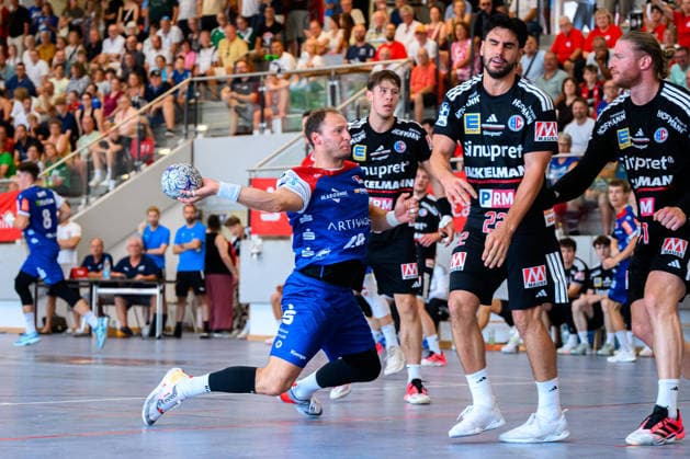 Altensteig SCup Match for 3rd Place 26 27 HBW Balingen HC Erlangen Tobias Heinzelmann (HBW Balingen), Eloy Morante Maldonado (HC Erlangen), Maciej Gebala (HC Erlangen) Altensteig Eichwaldhalle Baden-Württemberg Germany