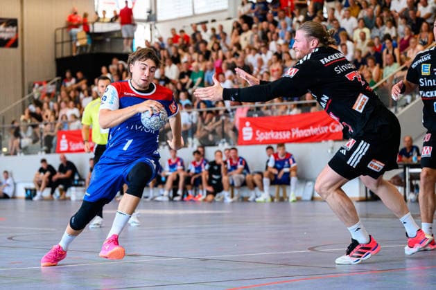 Altensteig SCup Match, 3rd Place: 26–27 HBW Balingen vs. HC Erlangen; Elias Huber (HBW Balingen), Maciej Gebala (HC Erlangen); Altensteig, Eichwaldhalle, Baden-Württemberg, Germany