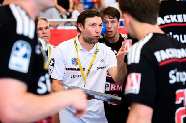 Altensteig SCup Match, 3rd Place: 26–27 HBW Balingen vs. HC Erlangen Coach Johannes Sellin, HC Erlangen, gesturing, Altensteig, Eichwaldhalle, Baden-Württemberg, Germany