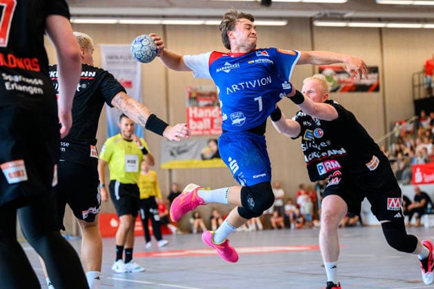 Altensteig SCup Match, 3rd Place: 26–27 HBW Balingen vs. HC Erlangen; Elias Huber (HBW Balingen), Sebastian Firnhaber (HC Erlangen); Altensteig, Eichwaldhalle, Baden-Württemberg, Germany