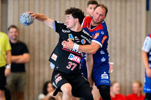Altensteig SCup Match for 3rd Place 26–27 HBW Balingen vs. HC Erlangen (from left in a one-on-one battle: Luca Bialowas of Erlangen and Tobias Heinzelmann of HBW Balingen) Altensteig Eichwaldhalle, Baden-Württemberg, Germany