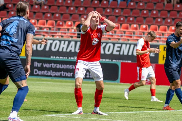Regionalliga Northeast Season 26-27 Hallescher FC vs. Chemnitzer FC Halle, Germany August 9, 2026 Pictured: Fabrice Hartmann Halle: dissatisfied, disappointed, disheartened, dejected, frustrated; Halle Saale Leuna Chemie Stadium, Saxony-Anhalt, Germany