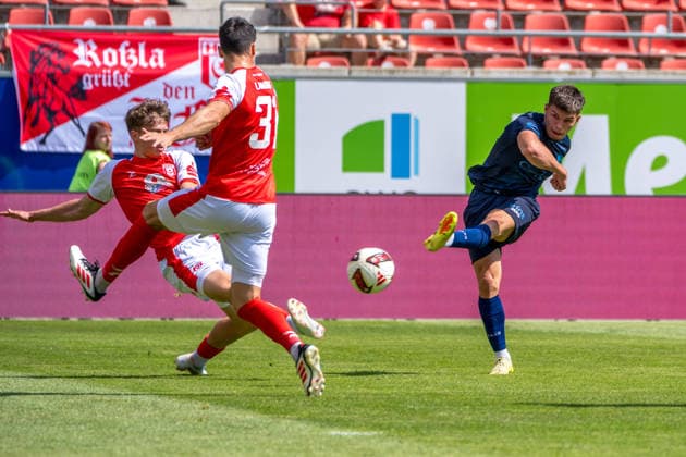 Felix Langhammer (HFC), 34, Niklas Landgraf (HFC), 31, Aaron Mensah (CFC), 24, Hallescher FC vs. Chemnitzer FC, Soccer, Northeast Regional League, Matchday 4, 2026–27 Season, August 9, 2026, Halle Leuna Chemie Stadium, ST Deutschland