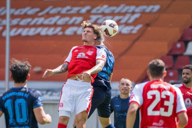 Niclas Stierlin (HFC), 13, Tom Baumgart (CFC), 29, header, Hallescher FC vs. Chemnitzer FC, soccer, Northeast Regional League, Matchday 4, 2026–27 season, August 9, 2026, Halle Leuna Chemie Stadium, ST Deutschland
