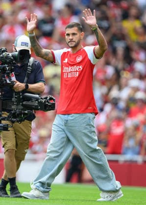09 August 2026 - Arsenal v Borussia Dortmund - Emirates Stadium - London. Arsenal v Borussia Dortmund - Emirates Stadium - London. New signing Bruno Guimaraes is presented to the Arsenal fans. Picture : Mark Pain LONDON England  Copyright: xMarkxPainx