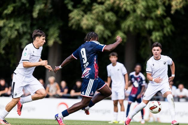U17 DFB Youth League: 1. FC Köln vs. SV Sandhausen, August 9, 2026, Cologne, Germany. Isaiah Amani Izuagie (1. FC Köln) 9 scores the 1-0 goal during Matchday 1 of the preliminary round, Group E, of the U17 DFB Youth League between 1 FC Köln and SV Sandhausen at Geissbockheim Field 7 on August 9, 2026, in Cologne, Germany Copyright: xBEAUTIFULxSPORTS Wunderlx