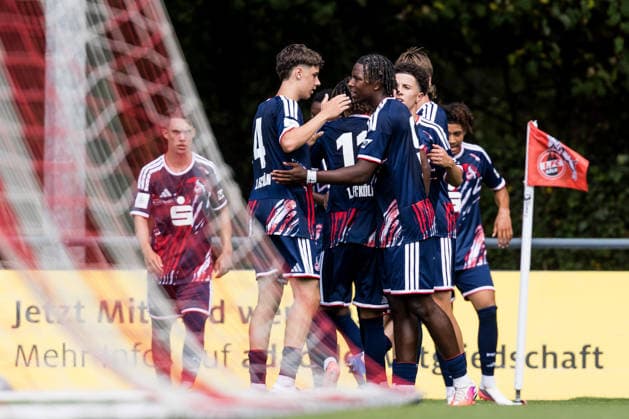 U17 DFB Youth League: 1. FC Köln vs. SV Sandhausen, August 9, 2026, Cologne, Germany. August 9: Celebrations following Isaiah Amani Izuagie’s 1-0 goal for 1. FC Köln, 9, goal, goal celebration during Matchday 1 of the preliminary round, Group E, of the U17 DFB Youth League between 1 FC Köln and SV Sandhausen at Geissbockheim Field 7 on August 9, 2026, in Cologne, Germany Copyright: xBEAUTIFULxSPORTS Wunderlx