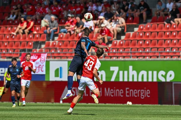 Soccer I Men s I 2026–2027 Season I Regionalliga I Matchday 4 I Hallescher FC vs. Chemnitzer FC I August 9, 2026 Heading duel between Jan Löhmannsröben (4), Chemnitzer FC, and Julien Damelang (43), Hallescher FC, Halle Saale Leuna Chemie Stadium, Saxony-Anhalt, Germany Copyright: xLobeca InesxHähnelx