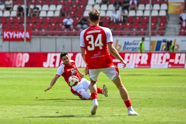 Soccer I Men s I 2026–2027 Season I Regionalliga I Matchday 4 I Hallescher FC vs. Chemnitzer FC I August 9, 2026 Niklas Landgraf 31, Hallescher FC shows full commitment in winning the ball Halle Saale Leuna Chemie Stadium Saxony-Anhalt Germany Copyright: xLobeca InesxHähnelx