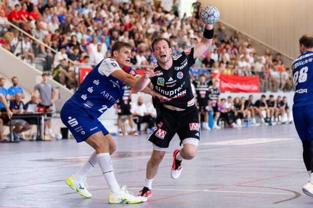 Till WENTE (HBW Balingen Weilstetten), 21, in a one-on-one battle against Frieder BANDLOW (HC Erlangen), 02 GER, HBW Balingen Weilstetten vs. HC Erlangen, Handball, Preseason, Tournament, S Cup Altensteig, 3rd-Place Match, 2026–2027 Season, August 9, 2026, GER, HBW Balingen Weilstetten vs. HC Erlangen, Handball, Preseason, Tournament, S Cup Altensteig, 3rd-place match, 2026–2027 season, August 9, 2026, Altensteig Copyright: xEibnerxPressefoto OliverxSchmidtx EP_OST
