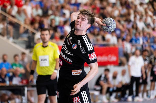 Yannik BIALOWAS, HC Erlangen, No. 07 takes a seven-meter throw, scores a goal, play, goal attempt GER, HBW Balingen Weilstetten vs. HC Erlangen, handball, preseason, tournament, S Cup Altensteig, 3rd-place match, 2026–2027 season, August 9, 2026, GER, HBW Balingen Weilstetten vs. HC Erlangen, handball, preseason, tournament, S Cup Altensteig, 3rd-place match, 2026–2027 season, August 9, 2026, Altensteig Copyright: xEibnerxPressefoto OliverxSchmidtx EP_OST