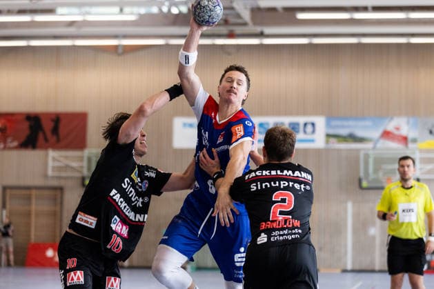 Mex RAGUSE (HBW Balingen Weilstetten), No. 6, in a one-on-one matchup against Florian SCHEERER (HC Erlangen), No. 10, and Frieder BANDLOW (HC Erlangen), No. 02 (GER), HBW Balingen Weilstetten vs. HC Erlangen, Handball, Preseason, Tournament, S Cup Altensteig, 3rd-Place Match, 2026–2027 Season, August 9, 2026, GER, HBW Balingen Weilstetten vs. HC Erlangen, Handball, Preseason, Tournament, S Cup Altensteig, 3rd-Place Match, 2026–2027 Season, August 9, 2026, Altensteig Copyright: xEibnerxPressefoto OliverxSchmidtx EP_OST
