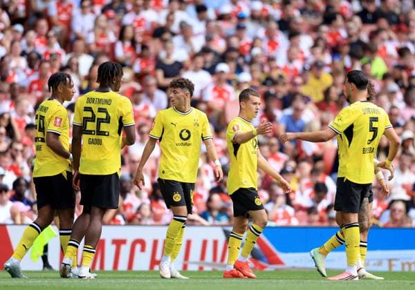 Konstantino Karetsas of Borussia Dortmund (centre right) celebrates with teammates after scoring their side s second goal of the game Arsenal v Borussia Dortmund, Pre Season Friendly, Football, Emirates Stadium, London, UK - 09 Aug 2026London Emirates Stadium United Kingdom EDITORIAL USE ONLY No use with unauthorised audio, video, data, fixture lists, club league logos or live services. Online in-match use limited to 120 images, no video emulation. No use in betting, games or single club league player publications. Copyright: xGeorgexTewkesbury Shutterstockx 17051143aj