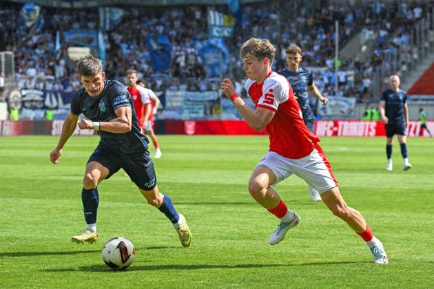Soccer I Men’s I 2026–2027 Season I Regionalliga I Matchday 4 I Hallescher FC vs. Chemnitzer FC I August 9, 2026 A sprint duel for the ball: Roman Eppendorfer (25), Chemnitzer FC, and Felix Langhammer (34), Hallescher FC, Halle Saale Leuna Chemie Stadium, Saxony-Anhalt, Germany Copyright: xLobeca InesxHähnelx