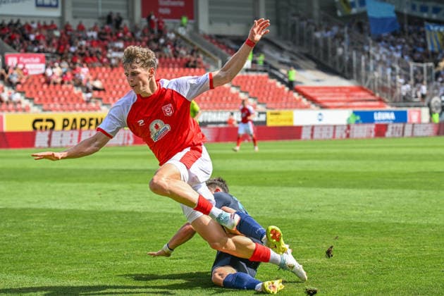 Soccer I Men s I 2026–2027 Season I Regionalliga I Matchday 4 I Hallescher FC vs. Chemnitzer FC I August 9, 2026 Roman Eppendorfer 25, Chemnitzer FC slides in to tackle Felix Langhammer (34, Hallescher FC) and sends him flying at the Halle Saale Leuna Chemie Stadium in Saxony-Anhalt, Germany Copyright: xLobeca InesxHähnelx