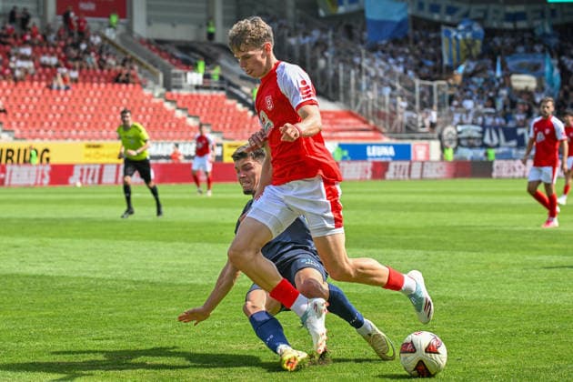 Soccer I Men s I 2026–2027 Season I Regionalliga I Matchday 4 I Hallescher FC vs. Chemnitzer FC I August 9, 2026: Maurizio Grimaldi (23, Chemnitzer FC) battles Felix Langhammer (34), Hallescher FC, Halle Saale, Leuna Chemie Stadium, Saxony-Anhalt, Germany Copyright: xLobeca InesxHähnelx