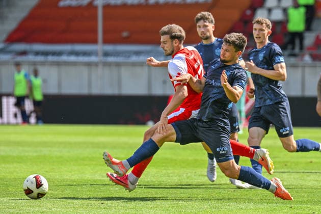 Soccer I Men s I 2026–2027 Season I Regionalliga I Matchday 4 I Hallescher FC vs. Chemnitzer FC I August 9, 2026, Tackle by Max Kulke, 17, Hallescher FC, Roman Eppendorfer 25, Chemnitzer FC, Halle Saale, Leuna Chemie Stadium, Saxony-Anhalt, Germany Copyright: xLobeca InesxHähnelx
